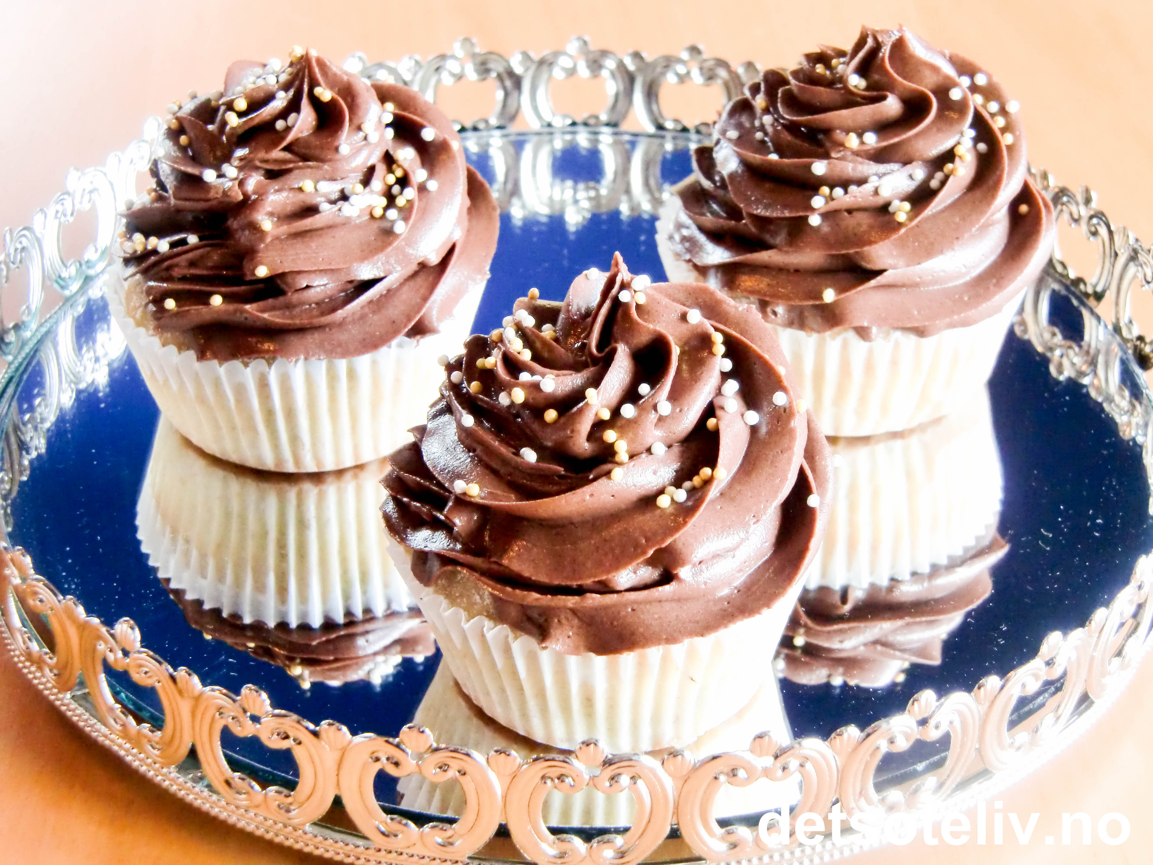 Vanilla Cupcakes with Chocolate Frosting Det søte liv
