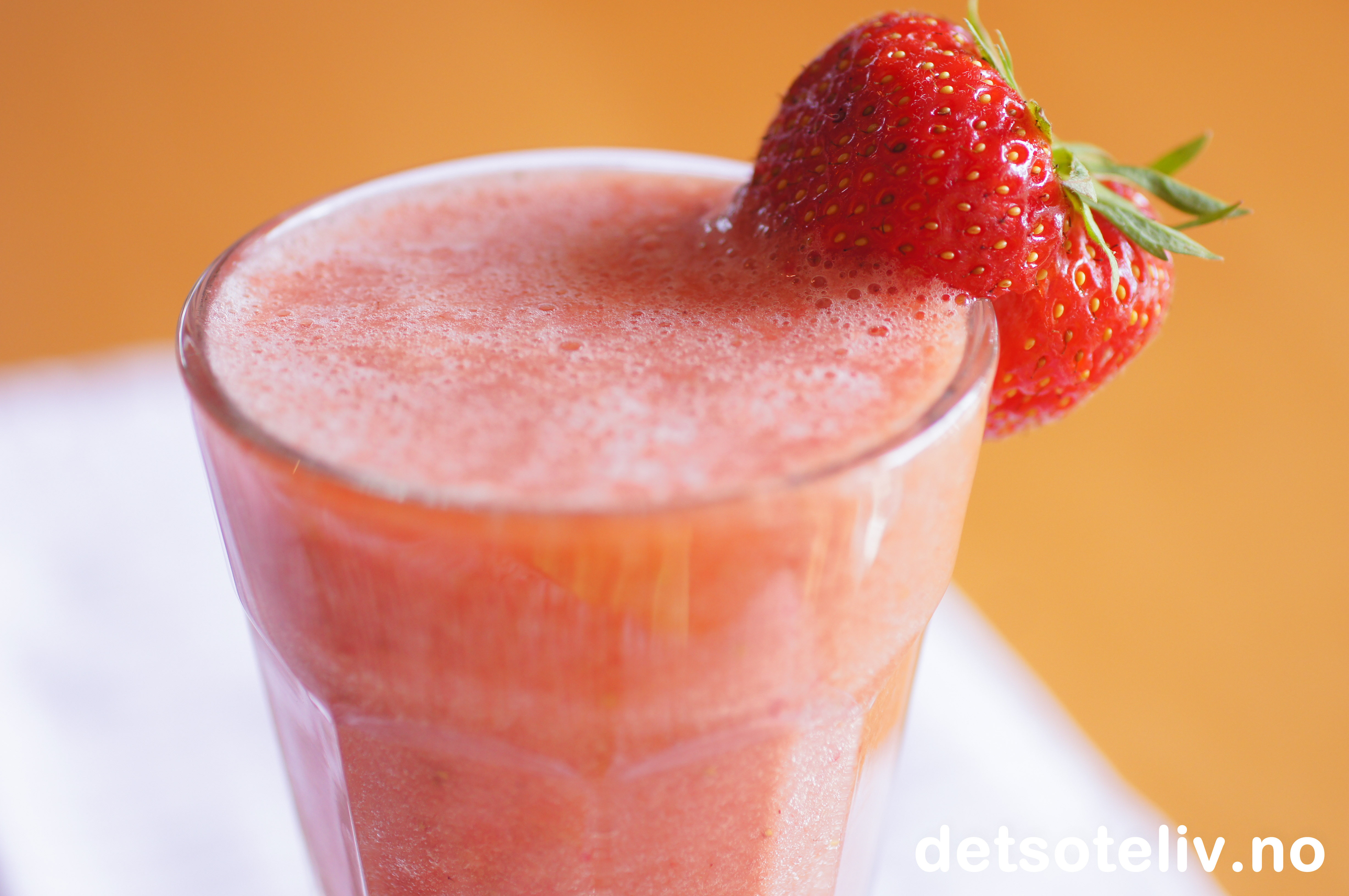 Smoothie med jordbær, appelsin og banan Det søte liv