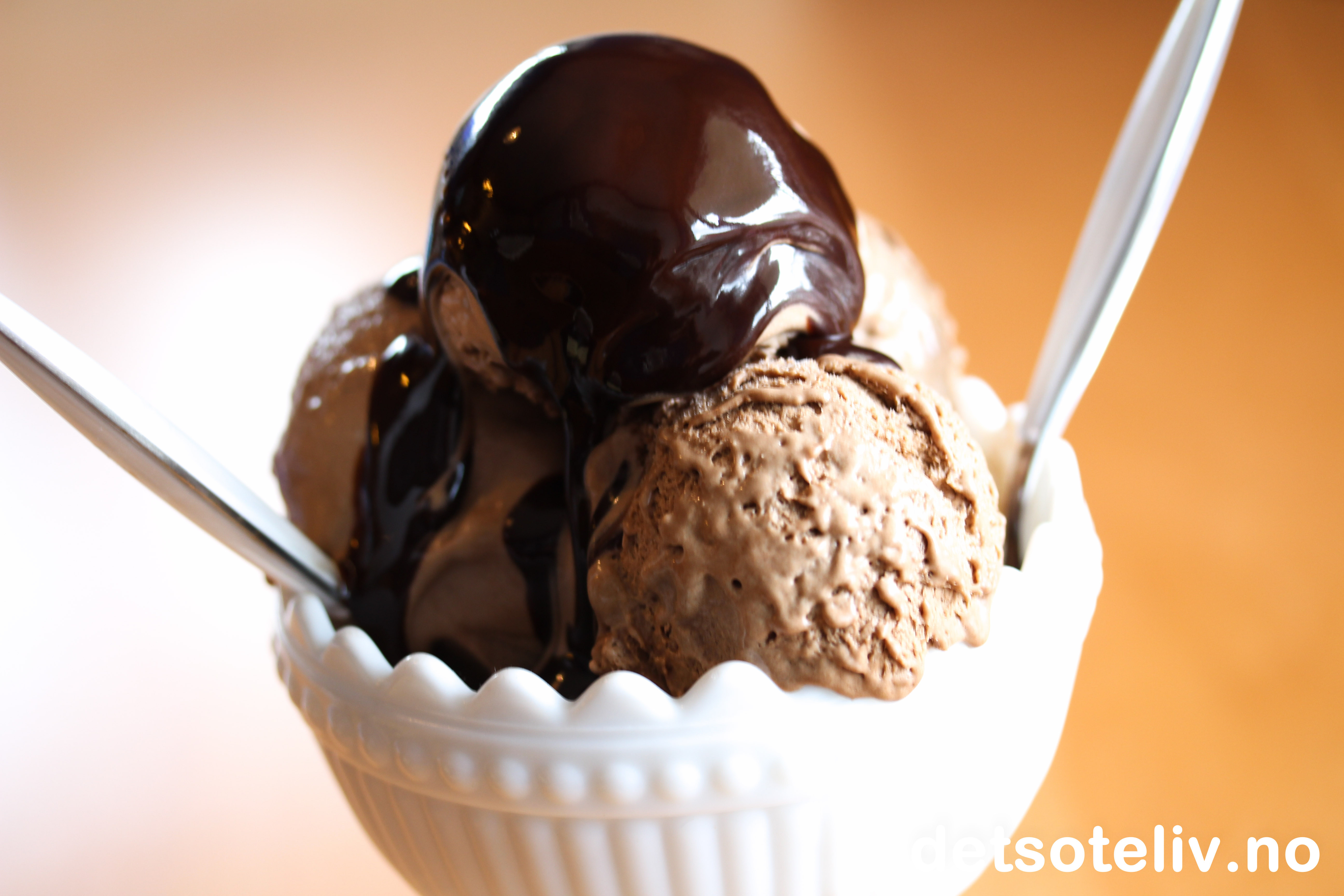Chocolate Sauce Ice Cream Det søte liv
