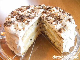 Bløtkake med jordbær og banan Bløtkake med jordbær og banan