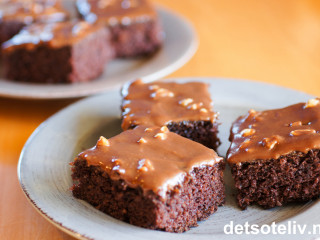 Amerikansk sjokoladekake med rømme Amerikansk sjokoladekake med rømme